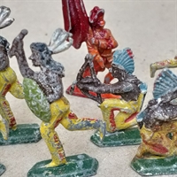 tinfigurer indianere med økse bue og pil og fane, gamle tinsoldater retro legetøj 